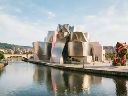 Editorialbild im Reisemagazin-Stil vom Wahrzeichen Guggenheim-Museum Bilbao in Bilbao Spanien, ausgewogene Bildgestaltung und natuerliches Umgebungslicht - Foto: THN