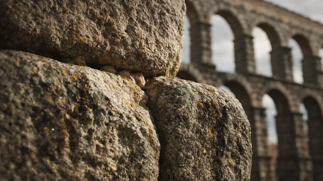 Makroaufnahme eines Materialdetails am Wahrzeichen Aquädukt von Segovia, Segovia Spanien