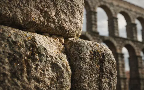 Extreme Makroaufnahme eines Materialdetails am Wahrzeichen Aquädukt von Segovia in Segovia Spanien, taktile Struktur und - Foto: THN