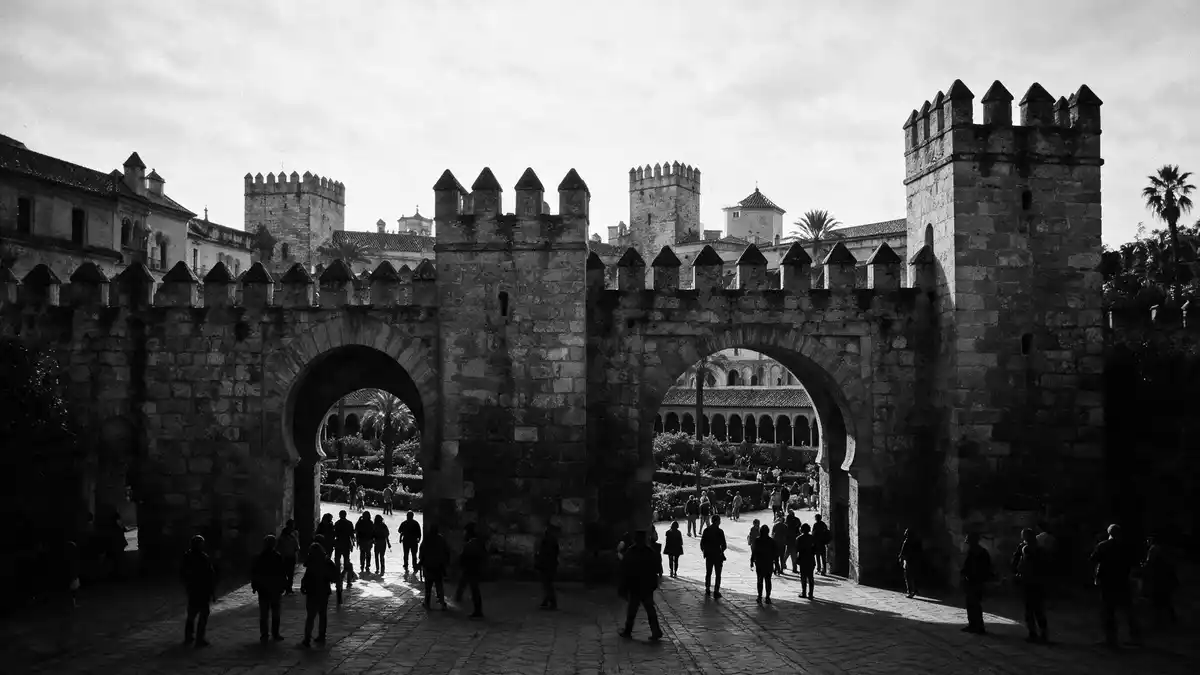 Schwarzweiss-Reportage vom Wahrzeichen Real Alcazar Sevilla in Sevilla, Spanien
