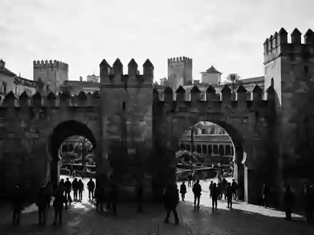 Schwarzweiss-Reportagebild vom Wahrzeichen Real Alcazar Sevilla in Sevilla Spanien, dokumentarische Reisefotografie mit starken Kontrasten - Foto: THN