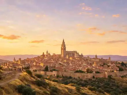 Fotorealistische Panoramaaufnahme von Altstadt Toledo in Toledo Spanien, warmes Abendlicht auf Wahrzeichen - Foto: THN