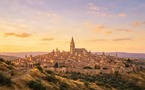 Fotorealistische Panoramaaufnahme von Altstadt Toledo in Toledo Spanien, warmes Abendlicht auf Wahrzeichen - Foto: THN
