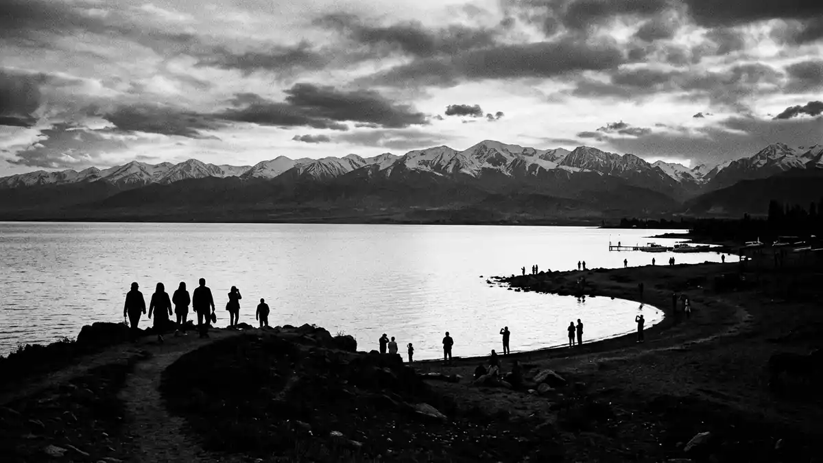 Schwarzweiss-Reportage vom Wahrzeichen Issyk-Kul in Cholpon-Ata, Kirgisistan