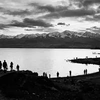 Schwarzweiss-Reportagebild vom Wahrzeichen Issyk-Kul in Cholpon-Ata Kirgisistan, dokumentarische Reisefotografie mit starken Kontrasten - Foto: THN