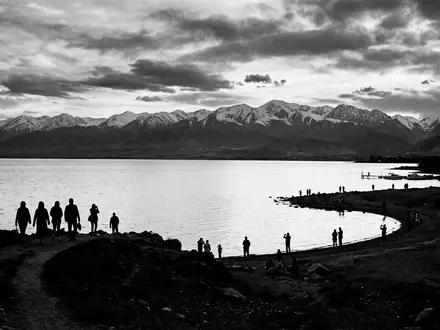 Schwarzweiss-Reportagebild vom Wahrzeichen Issyk-Kul in Cholpon-Ata Kirgisistan, dokumentarische Reisefotografie mit starken Kontrasten - Foto: THN