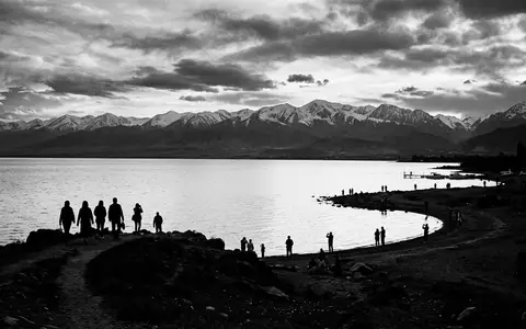 Schwarzweiss-Reportagebild vom Wahrzeichen Issyk-Kul in Cholpon-Ata Kirgisistan, dokumentarische Reisefotografie mit starken Kontrasten - Foto: THN