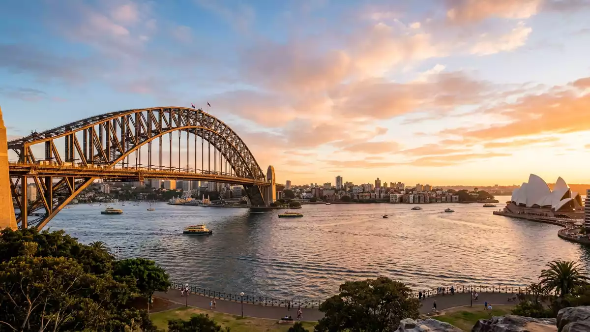 Fotorealistische Ansicht von Sydney Harbour Bridge in Sydney, Australien im Abendlicht