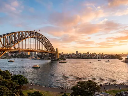 Fotorealistische Panoramaaufnahme von Sydney Harbour Bridge in Sydney Australien, warmes Abendlicht auf Wahrzeichen - Foto: THN