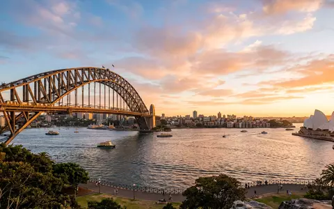 Fotorealistische Panoramaaufnahme von Sydney Harbour Bridge in Sydney Australien, warmes Abendlicht auf Wahrzeichen - Foto: THN