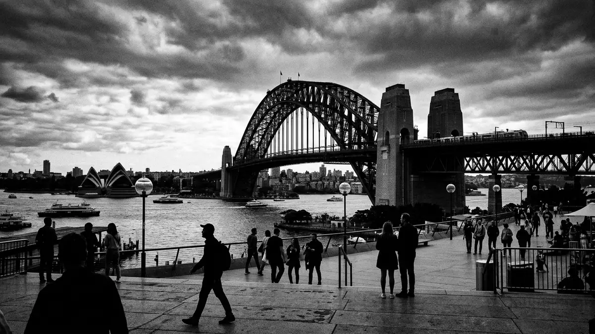 Schwarzweiss-Reportage vom Wahrzeichen Sydney Harbour Bridge in Sydney, Australien
