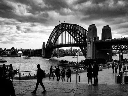 Schwarzweiss-Reportagebild vom Wahrzeichen Sydney Harbour Bridge in Sydney Australien, dokumentarische Reisefotografie mit starken Kontrasten - Foto: THN