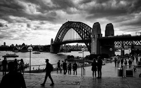 Schwarzweiss-Reportagebild vom Wahrzeichen Sydney Harbour Bridge in Sydney Australien, dokumentarische Reisefotografie mit starken Kontrasten - Foto: THN