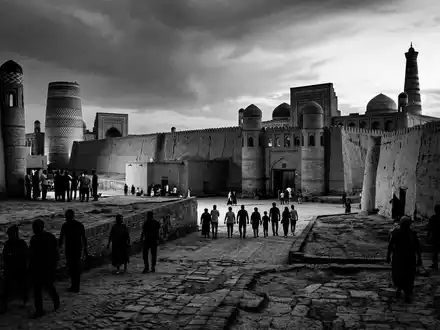 Schwarzweiss-Reportagebild vom Wahrzeichen Itchan Kala Chiwa in Chiwa Usbekistan, dokumentarische Reisefotografie mit starken Kontrasten - Foto: THN