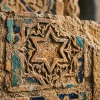 Extreme Makroaufnahme eines Materialdetails am Wahrzeichen Registan Samarkand in Samarkand Usbekistan, taktile Struktur und weiches - Foto: THN