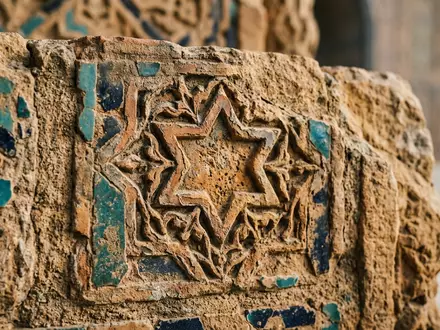 Extreme Makroaufnahme eines Materialdetails am Wahrzeichen Registan Samarkand in Samarkand Usbekistan, taktile Struktur und weiches - Foto: THN