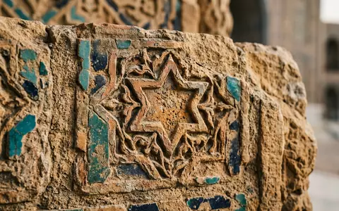 Extreme Makroaufnahme eines Materialdetails am Wahrzeichen Registan Samarkand in Samarkand Usbekistan, taktile Struktur und weiches - Foto: THN