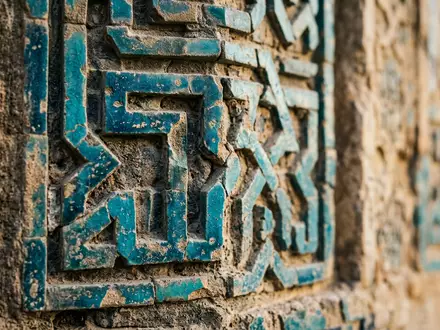 Extreme Makroaufnahme eines Materialdetails am Wahrzeichen Bibi-Chanum-Moschee in Samarkand Usbekistan, taktile Struktur und weiches Seitenlicht - Foto: THN