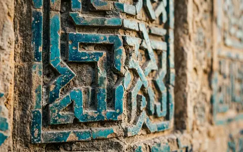 Extreme Makroaufnahme eines Materialdetails am Wahrzeichen Bibi-Chanum-Moschee in Samarkand Usbekistan, taktile Struktur und weiches Seitenlicht - Foto: THN