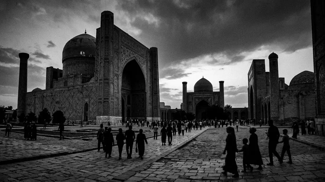 Schwarzweiss-Reportage vom Wahrzeichen Bibi-Chanum-Moschee in Samarkand, Usbekistan
