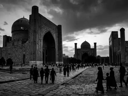 Schwarzweiss-Reportagebild vom Wahrzeichen Bibi-Chanum-Moschee in Samarkand Usbekistan, dokumentarische Reisefotografie mit starken Kontrasten - Foto: THN