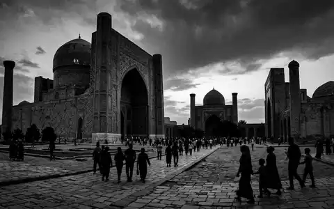 Schwarzweiss-Reportagebild vom Wahrzeichen Bibi-Chanum-Moschee in Samarkand Usbekistan, dokumentarische Reisefotografie mit starken Kontrasten - Foto: THN