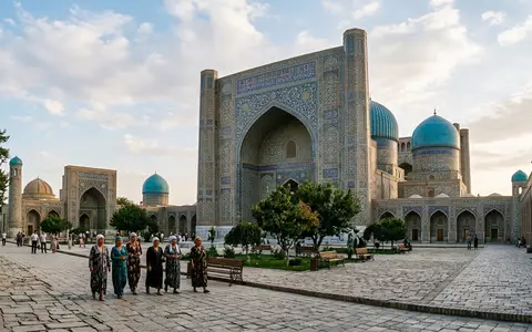 Editorialbild im Reisemagazin-Stil vom Wahrzeichen Bibi-Chanum-Moschee in Samarkand Usbekistan, ausgewogene Bildgestaltung und natuerliches Umgebungslicht - Foto: THN