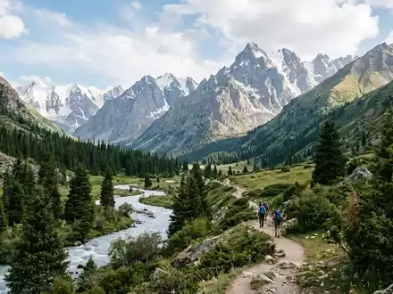 Editorialbild im Reisemagazin-Stil vom Wahrzeichen Ala-Archa-Nationalpark in Bischkek Kirgisistan, ausgewogene Bildgestaltung und natuerliches Umgebungslicht - Foto: THN