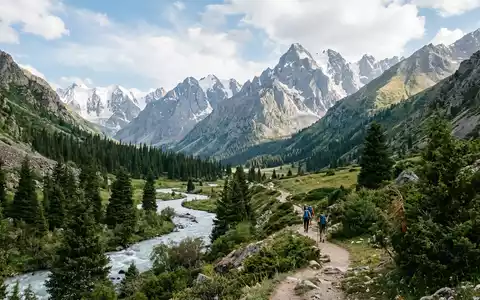 Editorialbild im Reisemagazin-Stil vom Wahrzeichen Ala-Archa-Nationalpark in Bischkek Kirgisistan, ausgewogene Bildgestaltung und natuerliches Umgebungslicht - Foto: THN