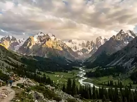 Fotorealistische Panoramaaufnahme von Ala-Archa-Nationalpark in Bischkek Kirgisistan, warmes Abendlicht auf Wahrzeichen im Reisemotiv - Foto: THN