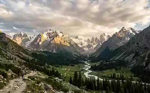 Fotorealistische Panoramaaufnahme von Ala-Archa-Nationalpark in Bischkek Kirgisistan, warmes Abendlicht auf Wahrzeichen im Reisemotiv - Foto: THN