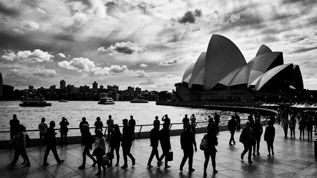 Schwarzweiss-Reportage vom Wahrzeichen Sydney Opera House in Sydney, Australien