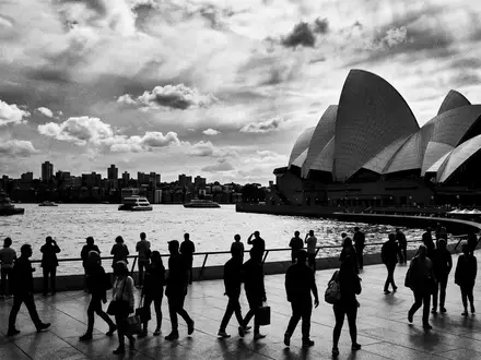 Schwarzweiss-Reportagebild vom Wahrzeichen Sydney Opera House in Sydney Australien, dokumentarische Reisefotografie mit starken Kontrasten - Foto: THN