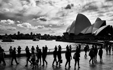 Schwarzweiss-Reportagebild vom Wahrzeichen Sydney Opera House in Sydney Australien, dokumentarische Reisefotografie mit starken Kontrasten - Foto: THN
