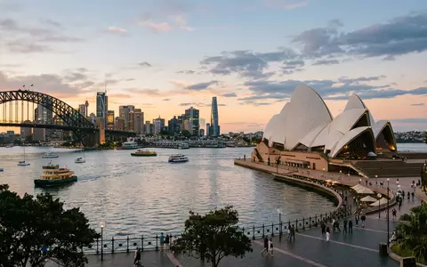 Editorialbild im Reisemagazin-Stil vom Wahrzeichen Sydney Opera House in Sydney Australien, ausgewogene Bildgestaltung und natuerliches - Foto: THN