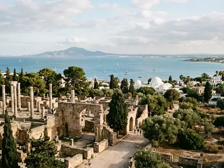 Editorialbild im Reisemagazin-Stil vom Wahrzeichen Karthago in Tunis Tunesien, ausgewogene Bildgestaltung und natuerliches Umgebungslicht - Foto: THN