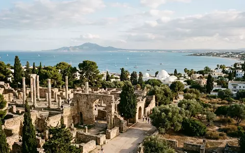 Editorialbild im Reisemagazin-Stil vom Wahrzeichen Karthago in Tunis Tunesien, ausgewogene Bildgestaltung und natuerliches Umgebungslicht - Foto: THN