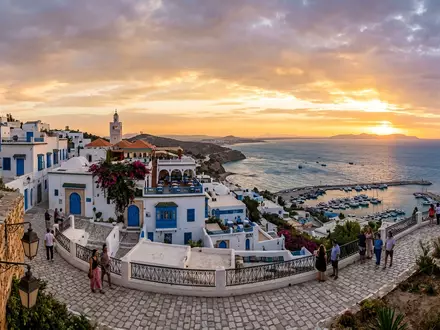 Fotorealistische Panoramaaufnahme von Sidi Bou Said in Tunis Tunesien, warmes Abendlicht auf Wahrzeichen - Foto: THN