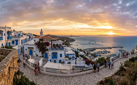 Fotorealistische Panoramaaufnahme von Sidi Bou Said in Tunis Tunesien, warmes Abendlicht auf Wahrzeichen - Foto: THN