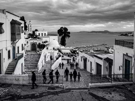 Schwarzweiss-Reportagebild vom Wahrzeichen Sidi Bou Said in Tunis Tunesien, dokumentarische Reisefotografie mit starken Kontrasten - Foto: THN