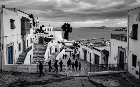 Schwarzweiss-Reportagebild vom Wahrzeichen Sidi Bou Said in Tunis Tunesien, dokumentarische Reisefotografie mit starken Kontrasten - Foto: THN