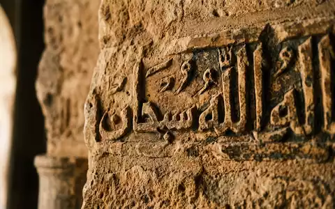 Extreme Makroaufnahme eines Materialdetails am Wahrzeichen Grosse Moschee von Kairouan in Kairouan Tunesien, taktile Struktur - Foto: THN