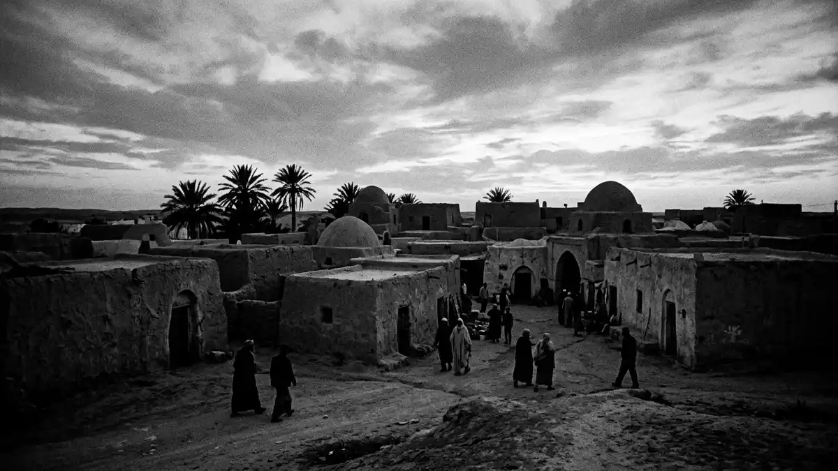 Schwarzweiss-Reportage vom Wahrzeichen Douz Sahara-Tor in Douz, Tunesien