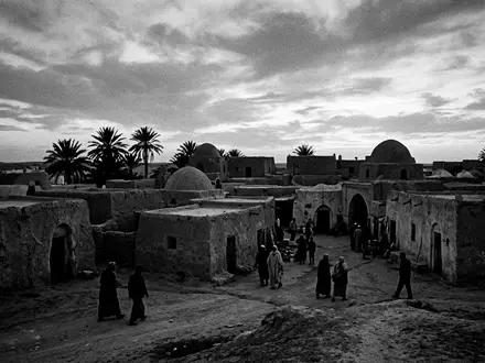 Schwarzweiss-Reportagebild vom Wahrzeichen Douz Sahara-Tor in Douz Tunesien, dokumentarische Reisefotografie mit starken Kontrasten - Foto: THN