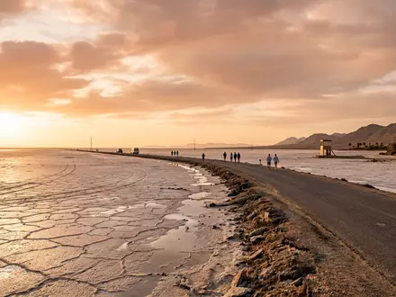 Fotorealistische Panoramaaufnahme von Chott el Djerid in Tozeur Tunesien, warmes Abendlicht auf Wahrzeichen - Foto: THN