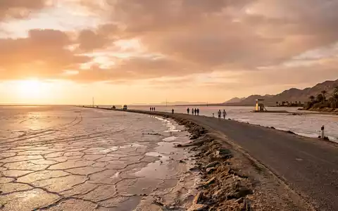 Fotorealistische Panoramaaufnahme von Chott el Djerid in Tozeur Tunesien, warmes Abendlicht auf Wahrzeichen - Foto: THN