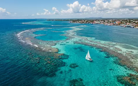 Editorialbild im Reisemagazin-Stil vom Wahrzeichen Belize Barrier Reef in Belize City Belize, ausgewogene Bildgestaltung und - Foto: THN