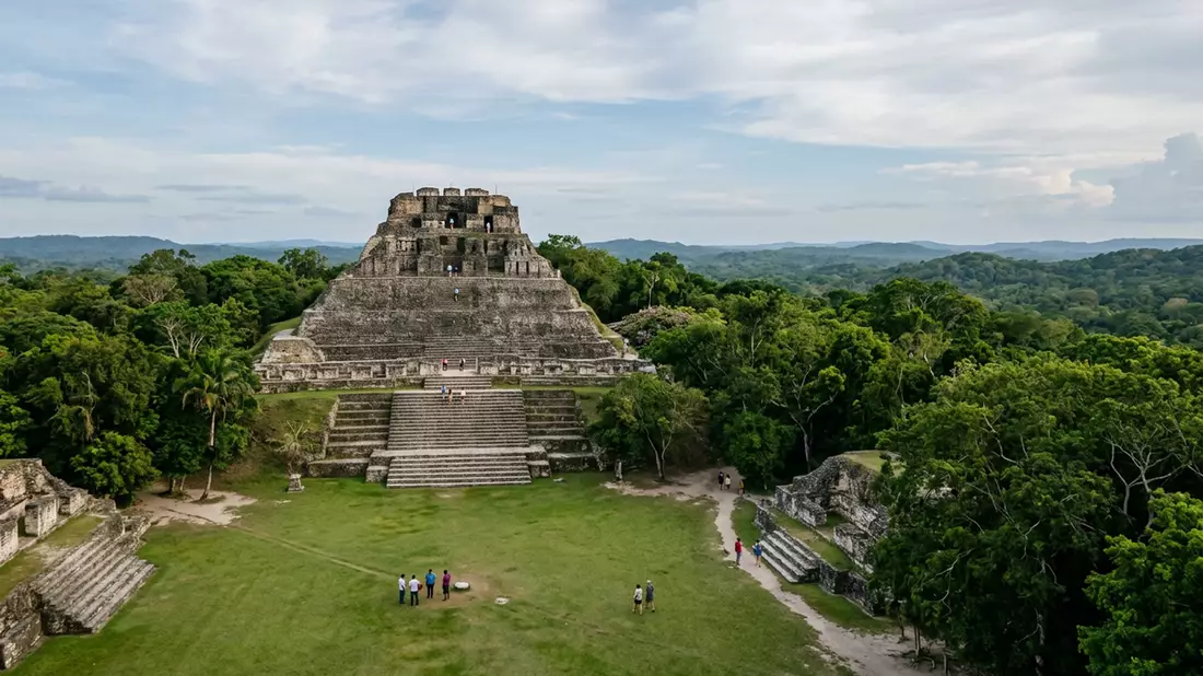 Editorial-Reisemagazinbild vom Wahrzeichen Xunantunich in San Ignacio, Belize