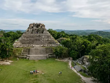 Editorialbild im Reisemagazin-Stil vom Wahrzeichen Xunantunich in San Ignacio Belize, ausgewogene Bildgestaltung und natuerliches Umgebungslicht - Foto: THN