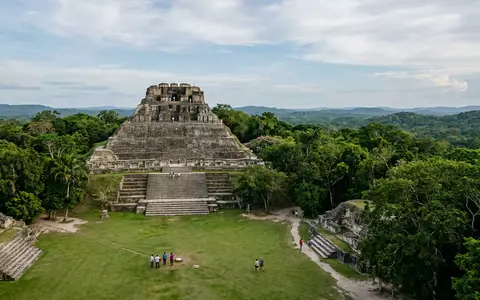 Editorialbild im Reisemagazin-Stil vom Wahrzeichen Xunantunich in San Ignacio Belize, ausgewogene Bildgestaltung und natuerliches Umgebungslicht - Foto: THN